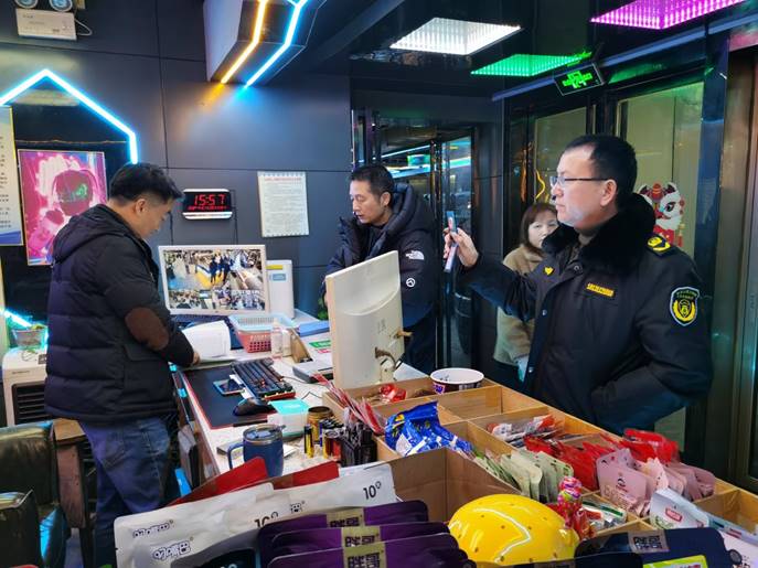 1月25日至26日，文化旅游廣電體育局副局長左桂華帶隊(duì)，市場管理股、文化綜合執(zhí)法大隊(duì)等7人參加，對轄區(qū)內(nèi)網(wǎng)吧、KTV，電子游樂場所進(jìn)行安全生產(chǎn)檢查，督促經(jīng)營場所加強(qiáng)消防安全自查及員工安全知識培訓(xùn)、演練。 (3)